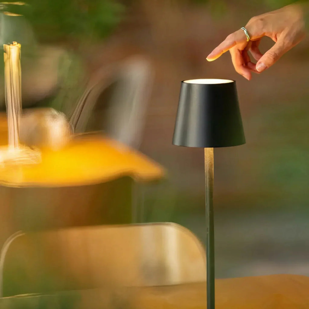 AMBIENTIFY Mesa Rechargeable LED Table Lamp – 1200lm 12h Battery IP54 Touch Dim 2000–6000K Aluminium Outdoor Indoor