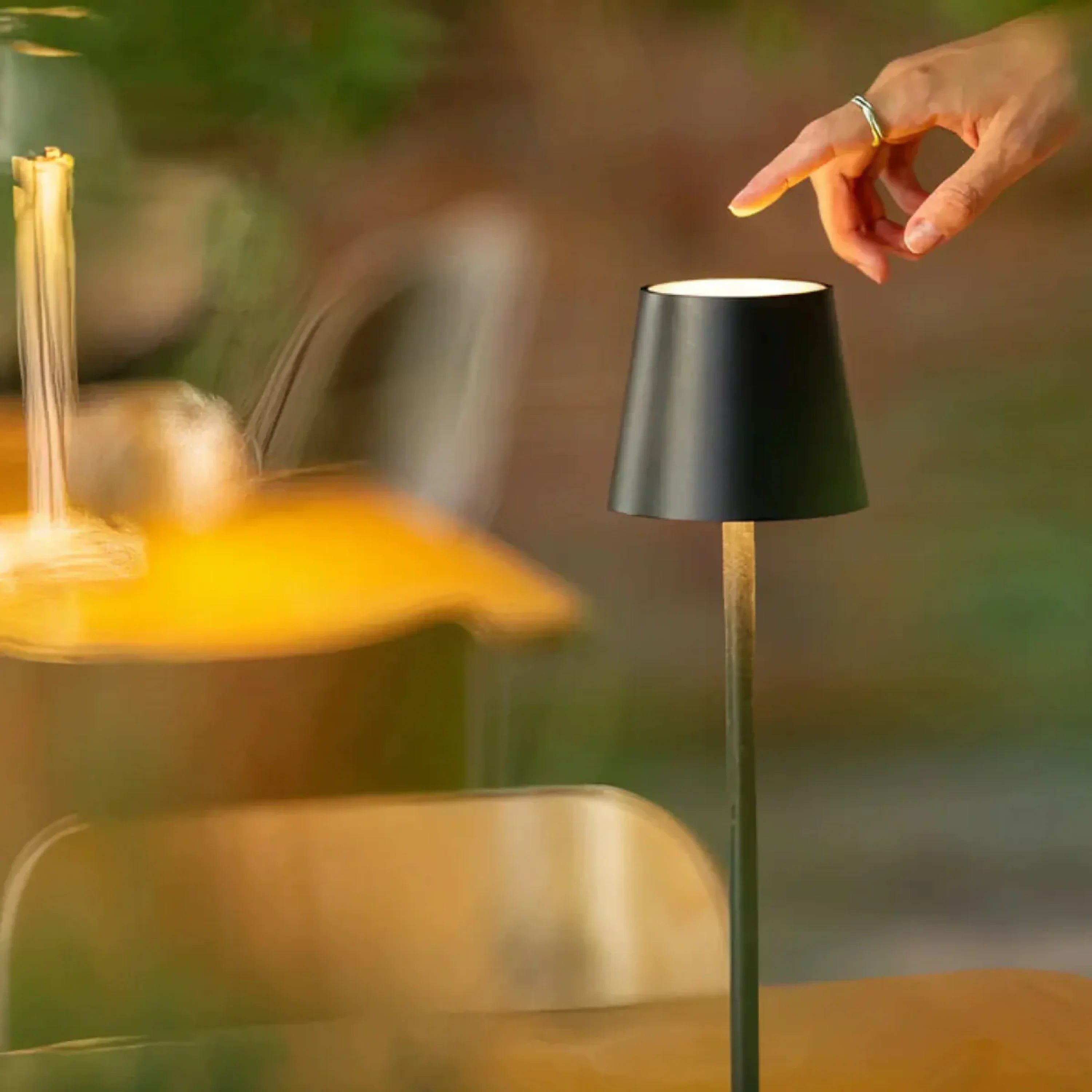 AMBIENTIFY Mesa Rechargeable LED Table Lamp – 1200lm 12h Battery IP54 Touch Dim 2000–6000K Aluminium Outdoor Indoor
